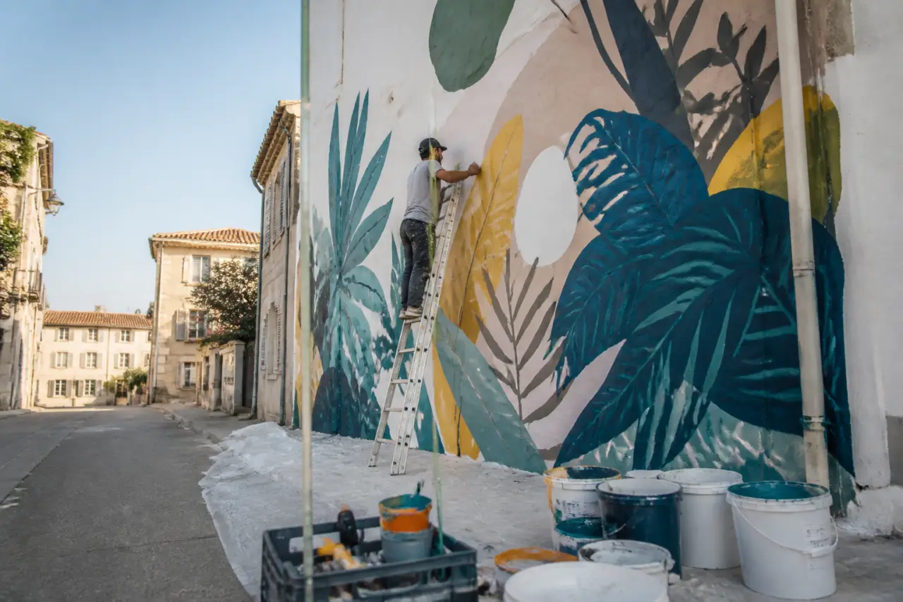 Fresque murale extérieure : supports compatibles, anti-UV et devis sans mauvaise surprise