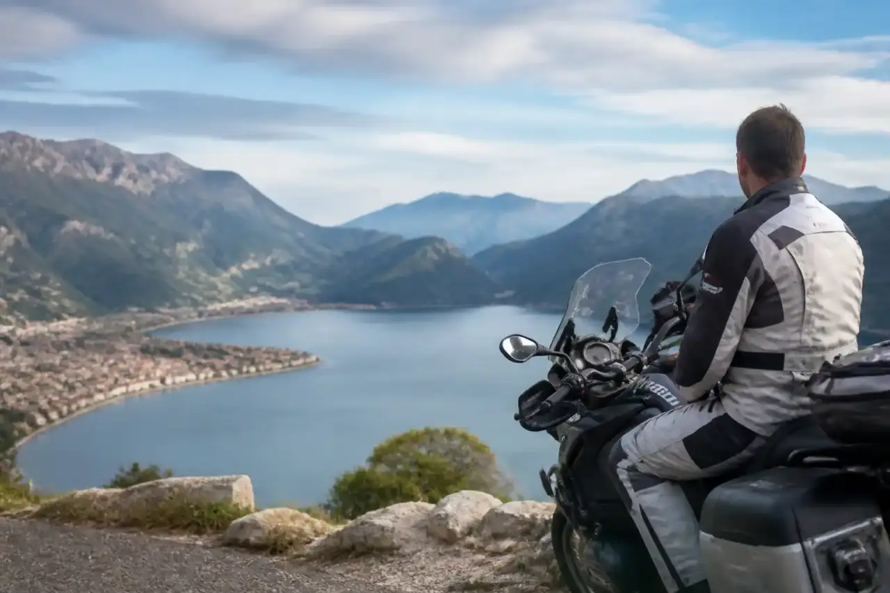 Voyage moto en Europe : accompagné ou en liberté, le choix qui change tout