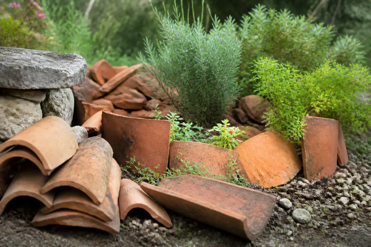Tuiles cassées : réparer, recycler ou réutiliser au jardin ?
